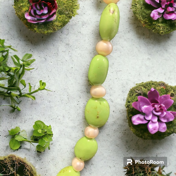 Vintage Lime green stones with faux pearl necklace Toggle clasp 91/2” - Picture 2 of 4